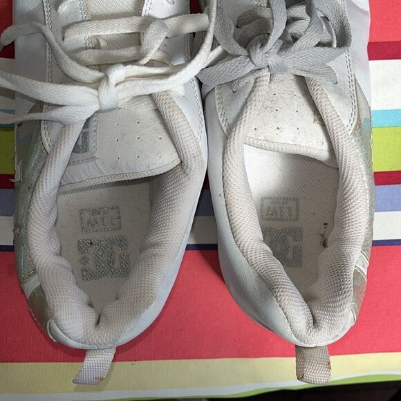 EXCELLENT CONDITION WOMEN’S 11 DC SHOES LOW TOP WHITE SNEAKERS/SKATE SHOE - Picture 4 of 10
